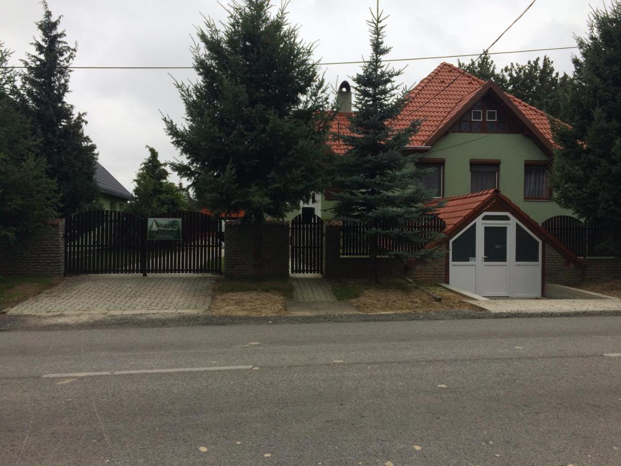 Bakonyi Mamutfenyo Vendeghaz Apartment Tes Luaran gambar