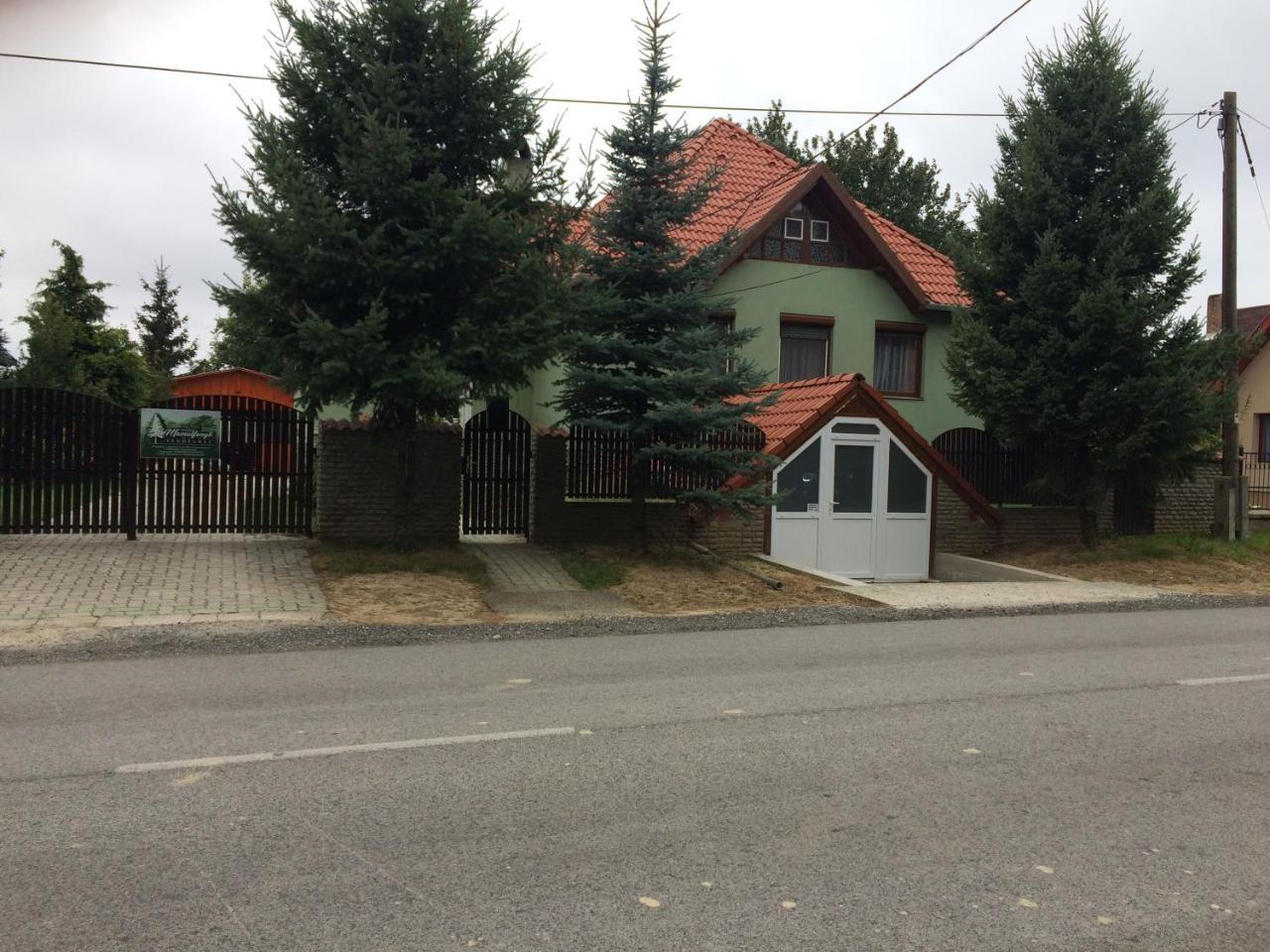 Bakonyi Mamutfenyo Vendeghaz Apartment Tes Luaran gambar